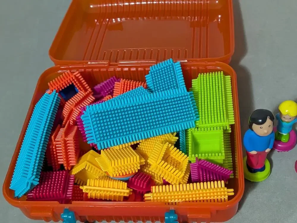 B. Toys Battat Bristle Blocks Set with Orange Case Figures Family and Dog Lot